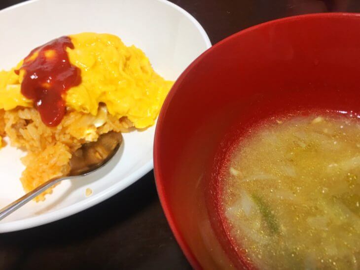 葉つき玉ねぎのスープと富士山麓たまごのオムライス