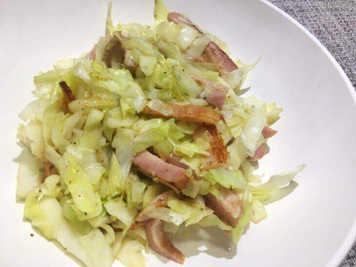 キャベツとベーコンの塩こしょう炒め