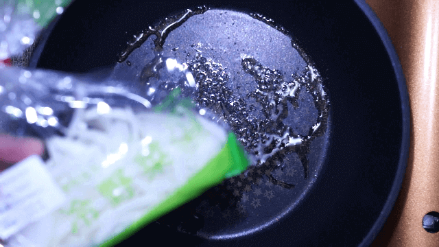 玉ねぎを炒める