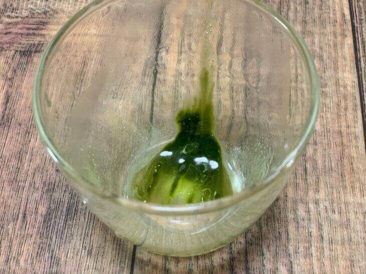 青汁を飲んだ後のコップ