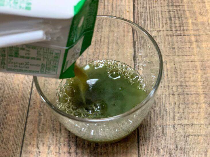 おいしい青汁をコップに注ぐ