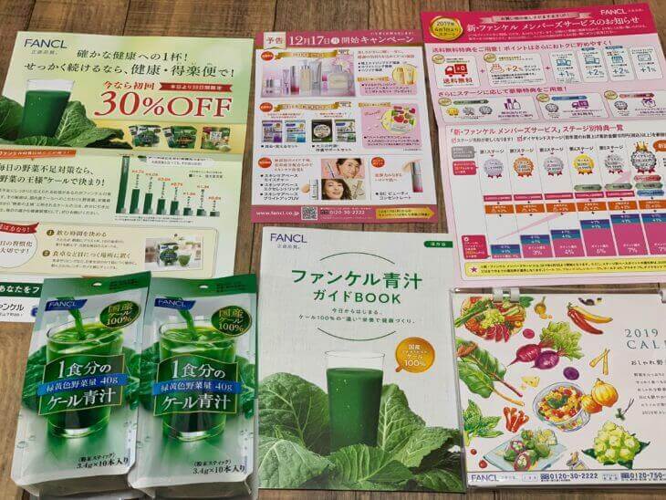 箱の中の冊子と商品本体