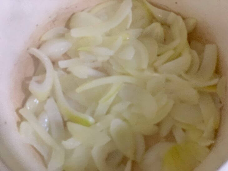 玉ねぎを鍋で炒める