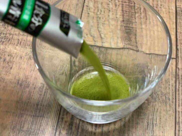 1日分のケール青汁をコップに注ぐ