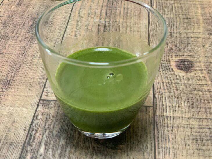 1日分のケール青汁を水に溶かした