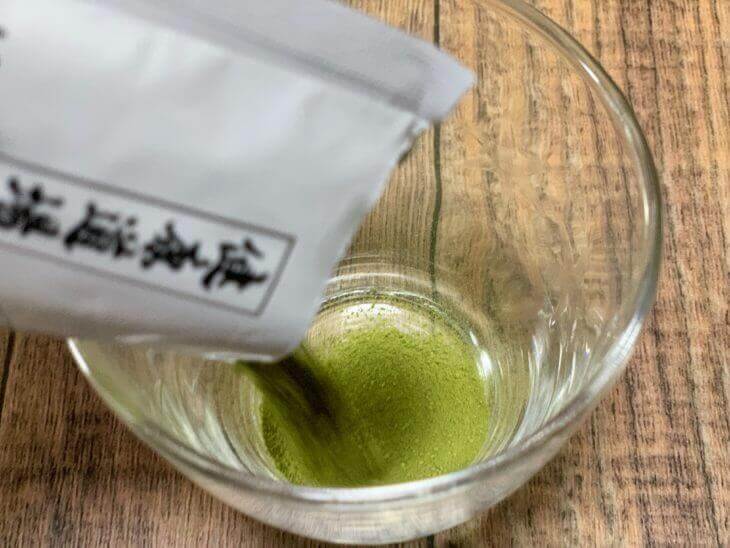 粉末青汁の粉が捲き上る