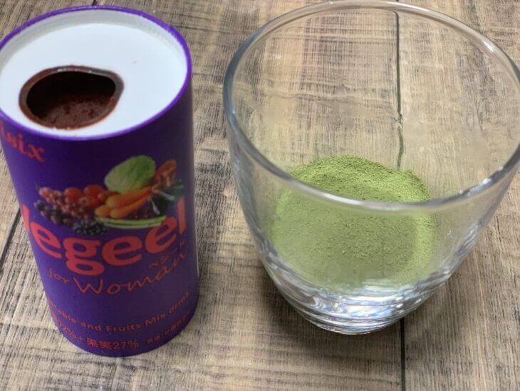 vegeel(ベジール)と粉末野菜を並べる