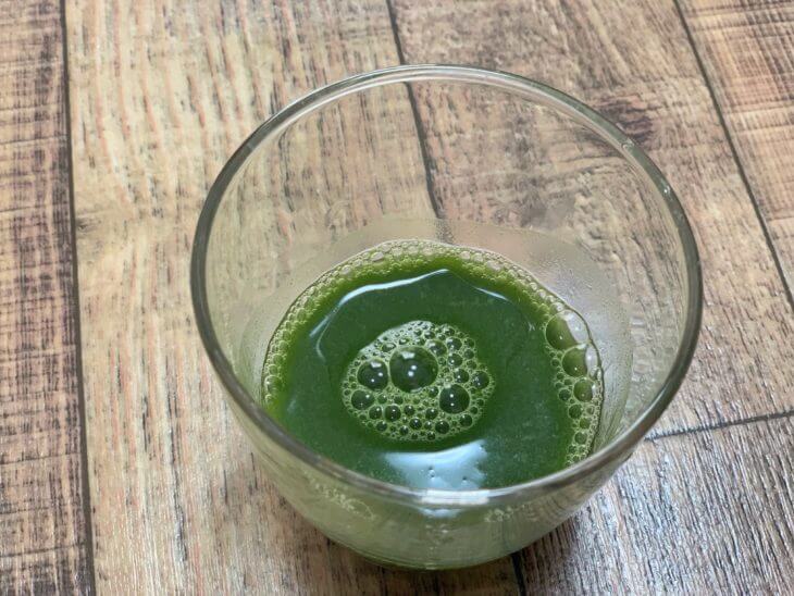 極の青汁をコップに注ぎ水で混ぜた後