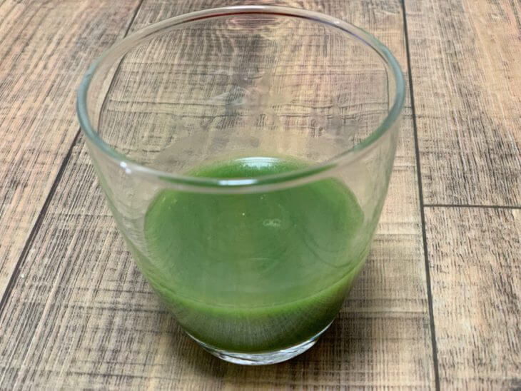 すっきりフルーツ青汁に水を注ぐ