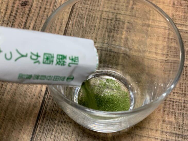 コップに青汁粉を出してみます!味は美味しい?まずい?