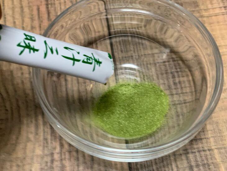 青汁三昧の粉をコップに注ぐ