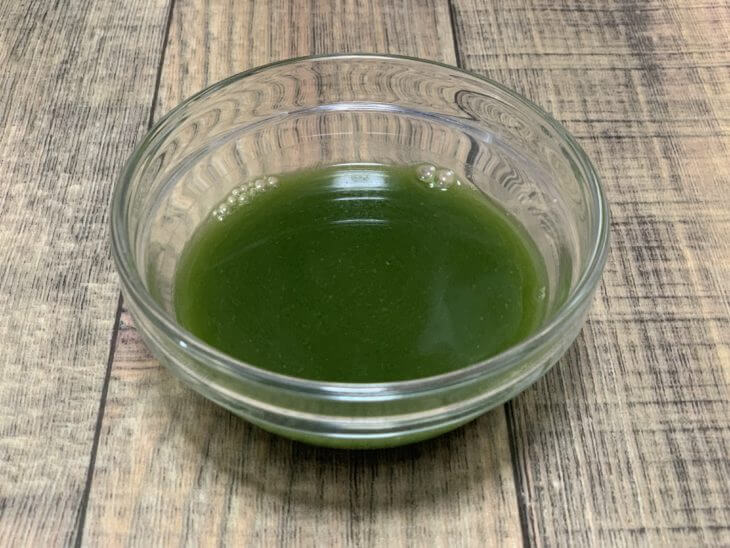 青汁三昧に水を足して混ぜる