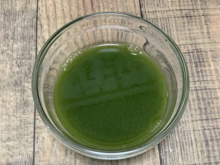 青汁三昧に水を足して混ぜる
