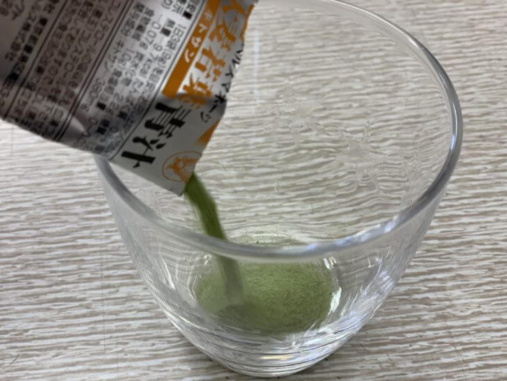 コップに青汁を出して味を口コミレポート