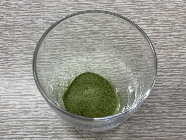 コップに青汁を出して味を口コミレポート