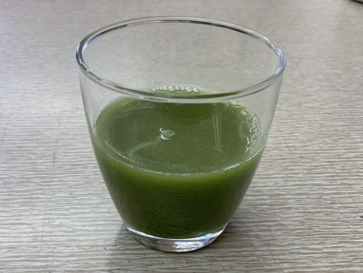 コップに水を入れて飲んでみる