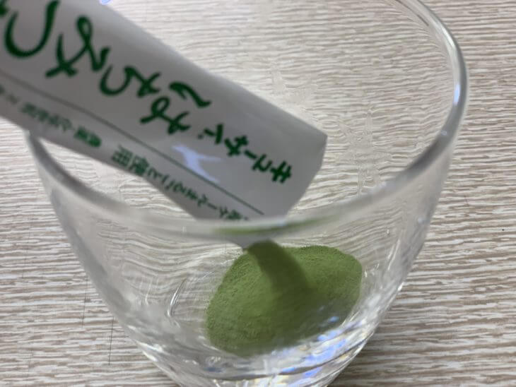 キューサイのはちみつ青汁をコップに入れて口コミレポート