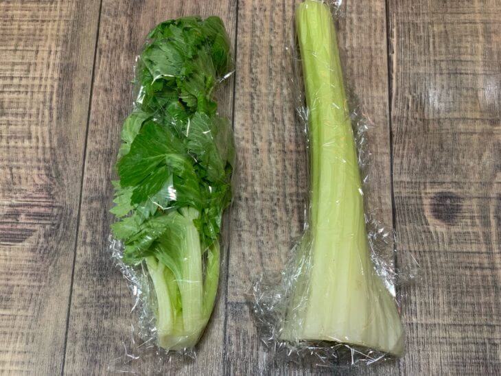 葉の部分と茎の部分を切り分けて冷蔵庫に保管する
