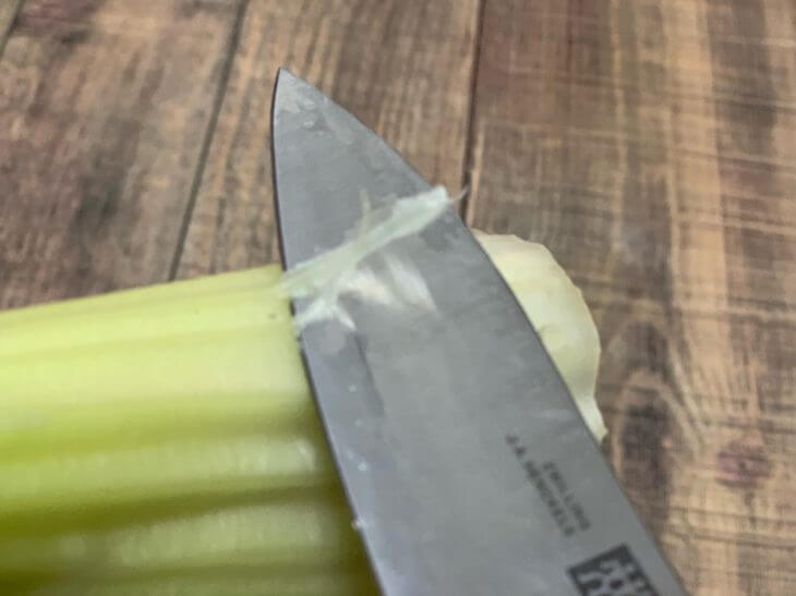 セロリの筋切り