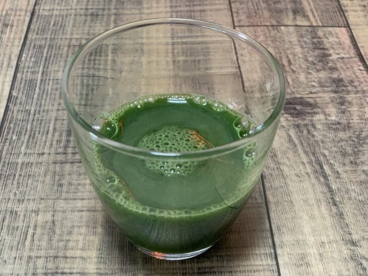コップに水を入れて私の青汁を飲む