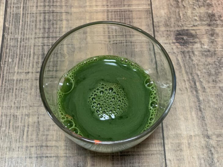 コップに水を入れて私の青汁を飲む