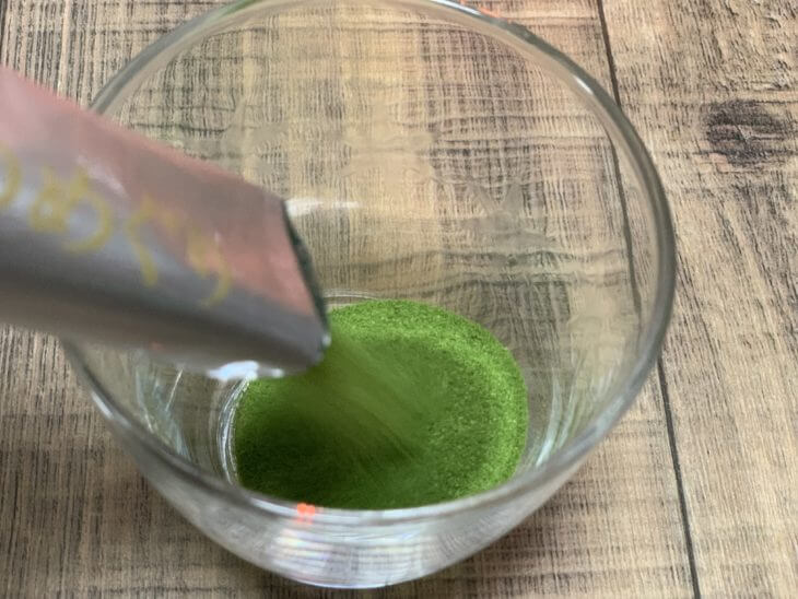 青汁粉をコップに出す