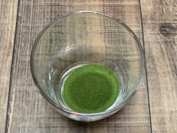 青汁粉をコップに出す