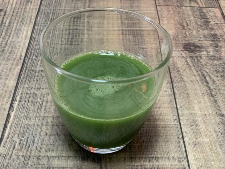 コップに水を注いで飲んでみる