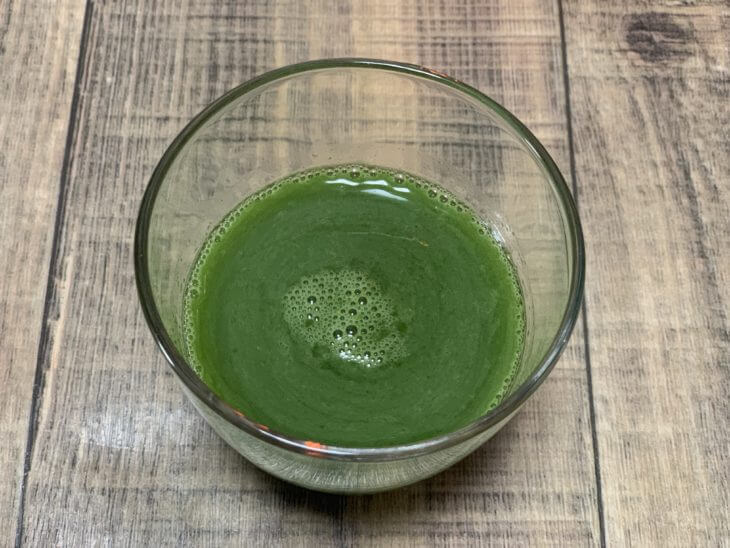コップに水を注いで飲んでみる