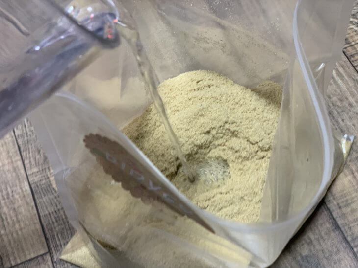 ぬか床に水を入れてモミモミ