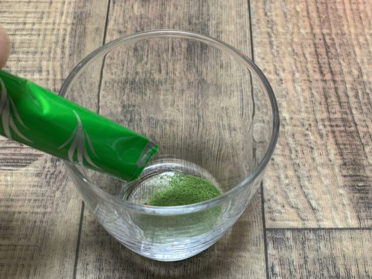 青汁粉をコップに出す
