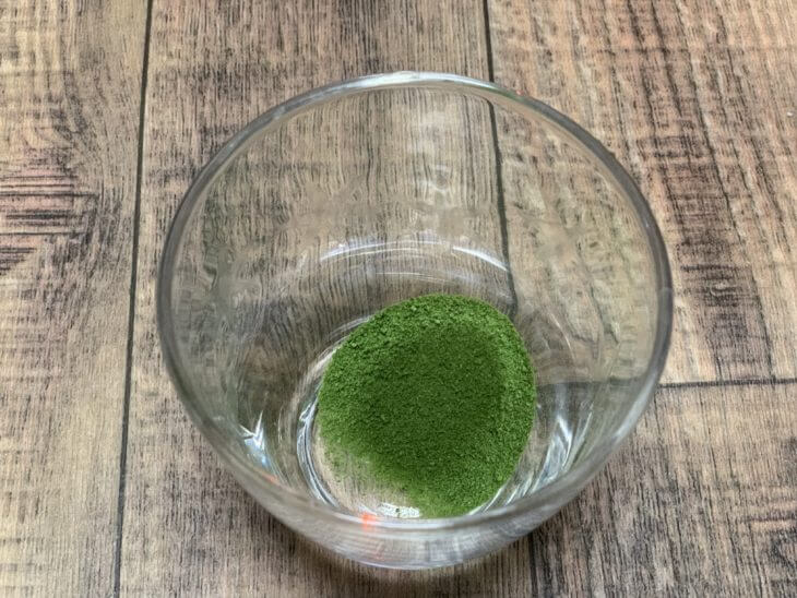 青汁粉をコップに出す