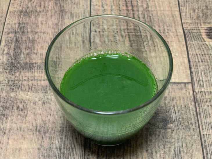 生搾り製法極濃青汁に水を注ぐ