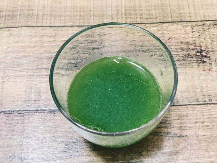 コップに水を入れて飲む。口コミレポート