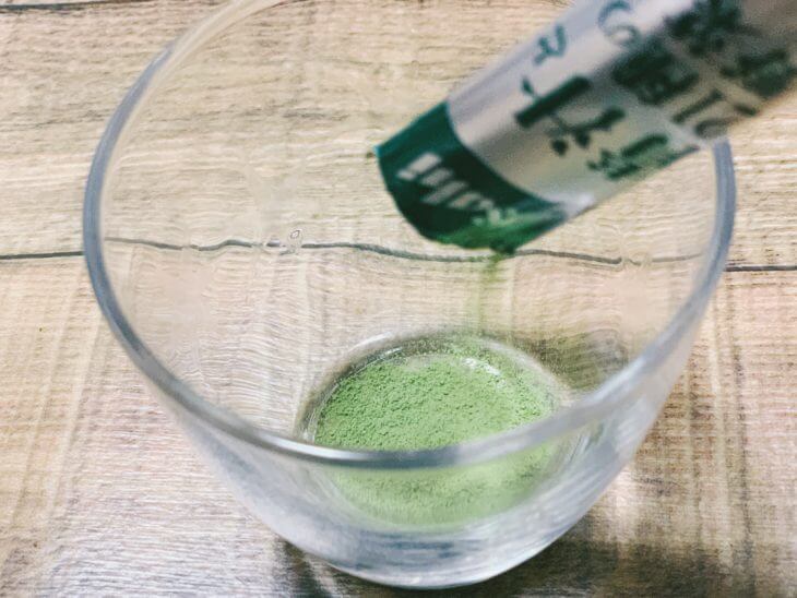 青汁の粉末をコップに出して口コミレポート