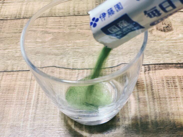 毎日1杯の青汁をコップに出す